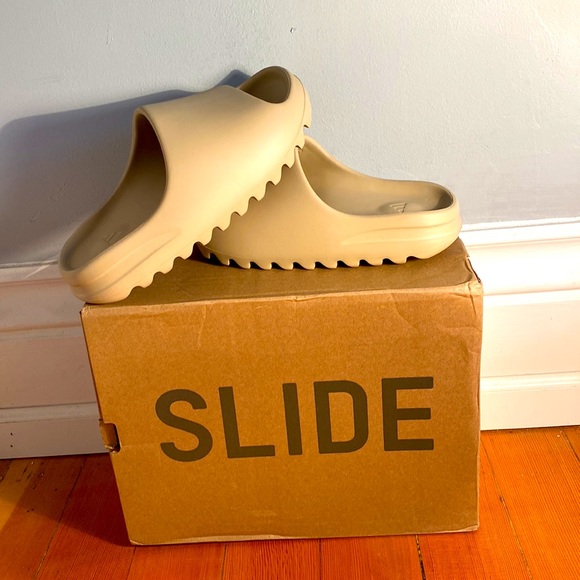 I am selling Yeezy slides and the size is 5 in men’s us colored bone.
